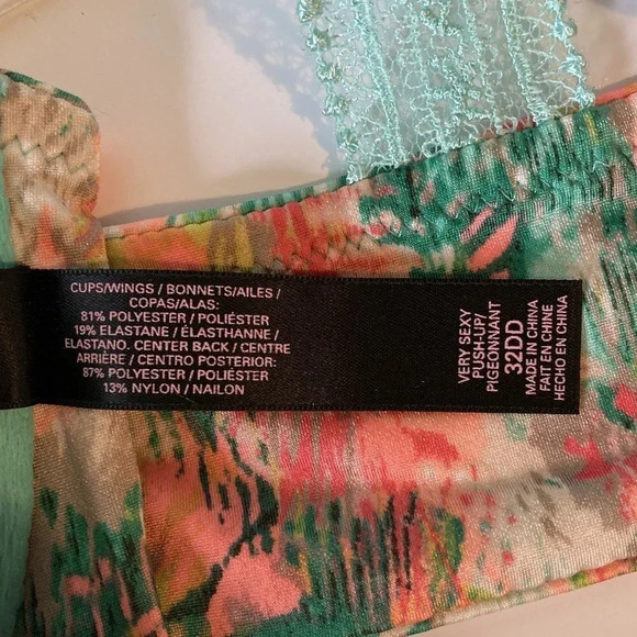 Victoria's Secret Very Sexy Push-up Pigeonnant Bra, Front‎ Closure, Padded, 32DD - Picture 5 of 6